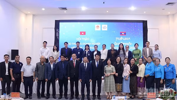 Các đại biểu chụp ảnh lưu niệm tại hội thảo. (Ảnh: DUY TOÀN)
