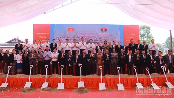 Các đại biểu tại lễ khởi công. (Ảnh: DUY TOÀN)