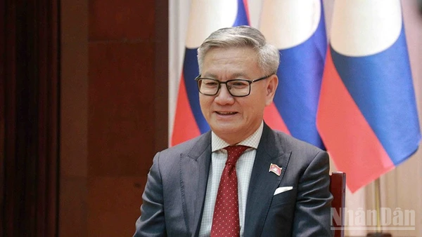 Bộ trưởng Ngoại giao Lào Thongsavanh Phomvihane trả lời phỏng vấn phóng viên Báo Nhân Dân thường trú tại Lào. (Ảnh: DUY TOÀN)