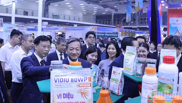 Đại biểu tham quan gian hàng trưng bày tại VIETLAO EXPO 2026. (Ảnh: Duy Toàn)