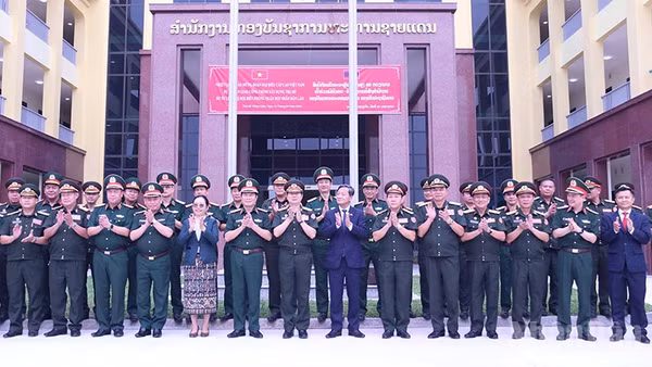 Các đại biểu chụp ảnh lưu niệm sau lễ khánh thành và bàn giao công trình Trụ sở Bộ Tư lệnh Bộ đội Biên phòng Lào. (Ảnh: DUY TOÀN)