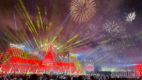 Màn pháo hoa tại chương trình mang đến cho khán giả sự phấn khích thăng hoa tột độ. (Ảnh: Trịnh Dũng)