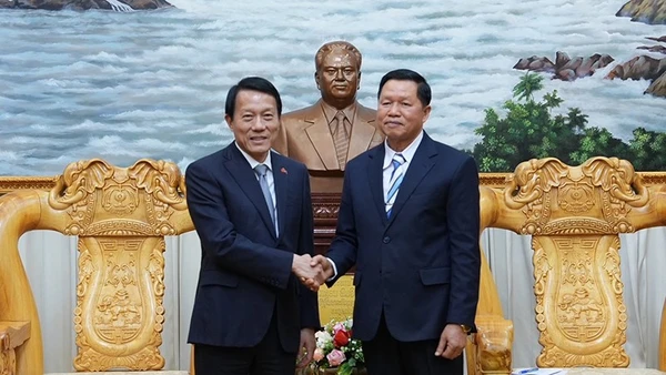 Bộ trưởng Công an Lương Tam Quang gặp song phương Bộ trưởng Công an Lào Vanthong Kongmany. (Ảnh: CTV)