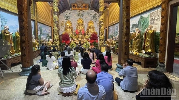 Cộng đồng người Việt Nam tại Lào thành kính cầu chúc một năm mới bình an, hạnh phúc. (Ảnh: DUY TOÀN)