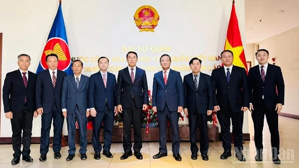 Đại sứ Nguyễn Minh Tâm tiếp Đoàn Ban Đối ngoại Trung ương Đảng Nhân dân Cách mạng Lào do đồng chí Trưởng ban Bounleua Phandanouvong dẫn đầu đến chúc mừng. (Ảnh: DUY TOÀN)