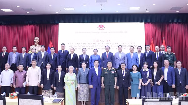 Các đại biểu Việt Nam và Lào chụp ảnh lưu niệm tại sự kiện. (Ảnh: DUY TOÀN)