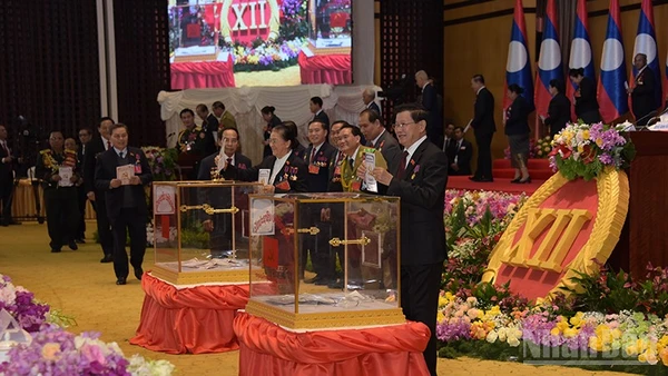 Tổng Bí thư, Chủ tịch nước Lào Thongloun Sisoulith và các đồng chí dự Đại hội bỏ phiếu bầu Ban Chấp hành Trung ương khóa mới. (Ảnh: TRỊNH DŨNG)