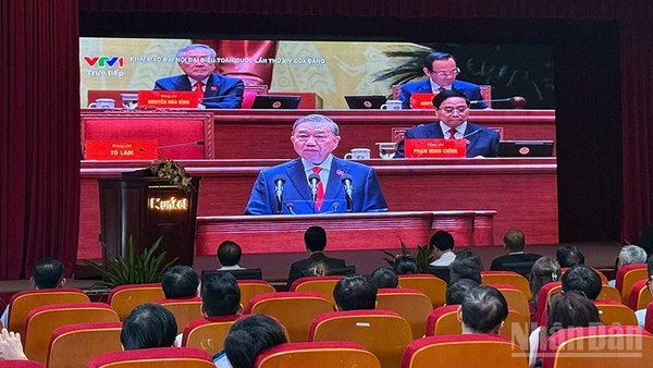 Cộng đồng người Việt Nam tại Lào chăm chú lắng nghe phần trình bày Báo cáo về các văn kiện trình Đại hội XIV của Tổng Bí thư Tô Lâm. (Ảnh: TRỊNH DŨNG)