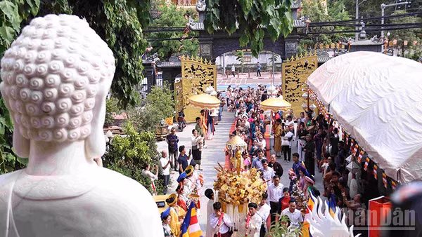 Nghi lễ rước Phật, sáng 31/5 tại Chùa Phật Tích ở thủ đô Vientiane, Lào. (Ảnh: DUY TOÀN)