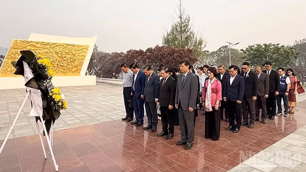 Các đại biểu dâng hoa lên các Anh hùng liệt sĩ Việt Nam và Lào. (Ảnh: DUY TOÀN)
