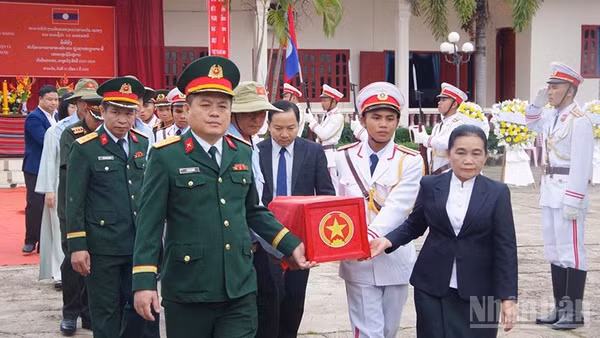 Tiễn đưa các liệt sĩ về đất mẹ Việt Nam. (Ảnh: DUY TOÀN)