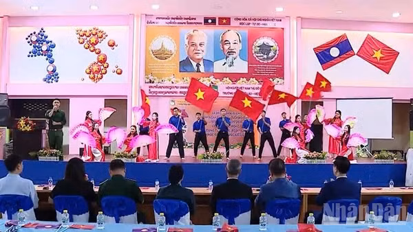 Tiết mục văn nghệ đặc sắc với chủ đề “Tháng 5 nhớ Bác”. Ảnh: DUY TOÀN