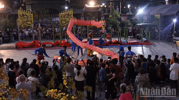 Tiết mục múa rồng mang đậm bản sắc văn hóa Việt Nam. (Ảnh: DUY TOÀN)