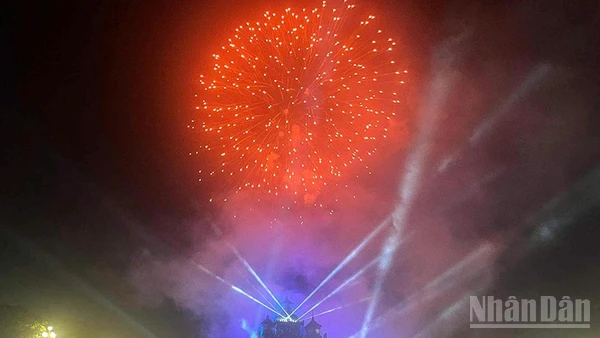 Màn bắn pháo hoa đặc sắc đón chào năm mới 2026 tại thủ đô Vientiane. (Ảnh: DUY TOÀN)