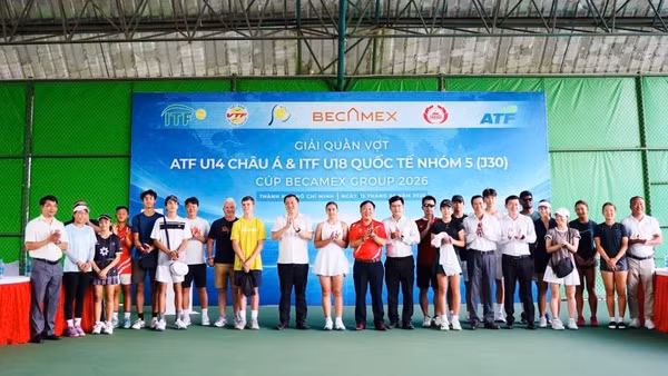 Ban Tổ chức cùng các đại biểu và đại diện các đơn vị tham dự giải chụp hình lưu niệm. 