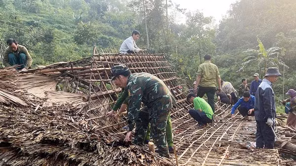 Ngay sau khi xảy ra thiên tai, các địa phương huy động lực lượng giúp nhân dân khắc phục hậu quả.