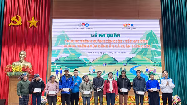 Chương trình tình nguyện Xuân biên giới-Tết hải đảo trao nhiều phần quà cho người dân các Thàng Tín, Bản Máy, Tân Tiến, Hoàng Su Phì, Nậm Dịch và Lao Chải.