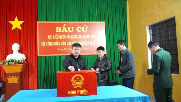 Cử tri xã Sơn Vĩ, tỉnh Tuyên Quang tham gia bầu cử tại khu vực bỏ phiếu số 7.