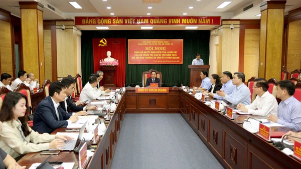 Đoàn kiểm tra, giám sát của Bộ Chính trị, Ban Bí thư làm việc với Ban Thường vụ Tỉnh ủy Tuyên Quang.