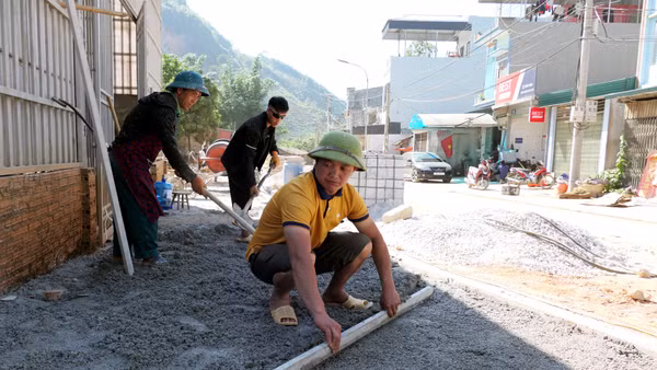 Xã Đồng Văn đôn đốc các nhà thầu đẩy nhanh tiến độ thi công các dự án chỉnh trang đô thị.