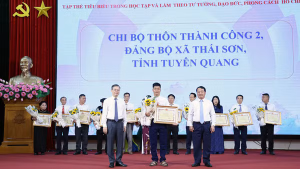 Các đồng chí lãnh đạo tỉnh Tuyên Quang trao tặng bằng khen cho các tập thể tiêu biểu trong học tập, làm theo gương Bác.