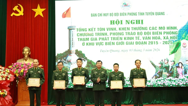 Lãnh đạo Ban Chỉ huy Bộ đội Biên phòng Tuyên Quang trao giấy khen cho các tập thể tiêu biểu.