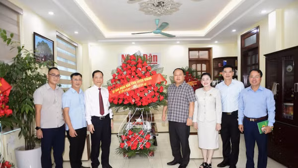 Chủ tịch Ủy ban nhân dân tỉnh Tuyên Quang Phan Huy Ngọc tặng hoa chúc mừng Văn phòng Đại diện Báo Nhân Dân tại Tuyên Quang.
