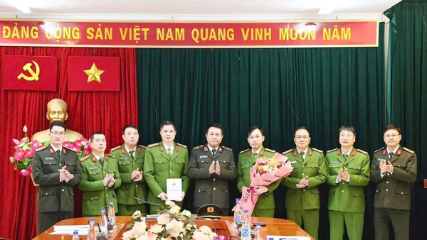 Thiếu tướng Nguyễn Đức Thuận, Giám đốc Công an tỉnh Tuyên Quang trao thưởng cho ban chuyên án đấu tranh, triệt phá thành công đường dây lừa đảo tại Campuchia.