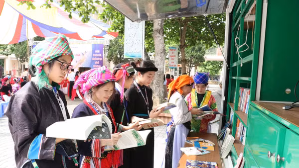 Học sinh Trường phổ thông dân tộc nội trú trung học phổ thông Hà Giang tại Lễ phát động hưởng ứng Ngày sách và Văn hóa đọc Việt Nam.