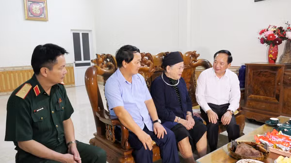 Đồng chí Trịnh Văn Quyết thăm bà Nguyễn Thị Lành là vợ liệt sĩ Nguyễn Tiến Ngận, tổ 34 thôn Chang, phường Hà Giang 1, tỉnh Tuyên Quang.