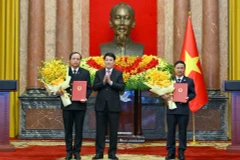 Chủ tịch nước Lương Cường trao quyết định bổ nhiệm Phó Chánh án Tòa án Nhân dân tối cao. (Ảnh THỦY NGUYÊN)