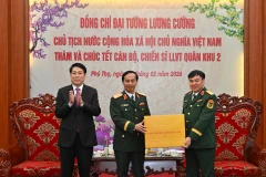 Chủ tịch nước Lương Cường thăm, chúc Tết Quân khu 2. (Ảnh: THỦY NGUYÊN)