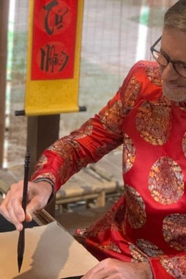 Đại sứ Pháp trải nghiệm văn hóa Việt