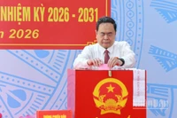 Chủ tịch Quốc hội, Chủ tịch Hội đồng Bầu cử quốc gia Trần Thanh Mẫn thực hiện quyền bầu cử tại Khu vực bỏ phiếu số 14, xã Hóc Môn, Thành phố Hồ Chí Minh. (Ảnh: DUY LINH)