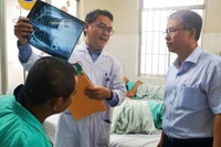 Phó Chủ tịch Ủy ban nhân dân tỉnh Trần Hòa Nam thăm hỏi, động viên các nạn nhân vụ tai nạn nghiêm trọng tại đèo Khánh Lê (Khánh Hòa).