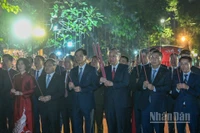 Tổng Bí thư Tô Lâm cùng các đồng chí lãnh đạo Đảng, Nhà nước và Thành phố Hà Nội dâng hương tại Tượng đài Lý Thái Tổ. (Ảnh: DUY LINH)