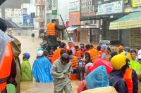 Người dân đợi lực lượng chức năng cứu người thân từ vũng lũ ra tại đường 23/10 phường Tây Nha Trang.