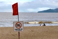 Cảnh báo du khách tắm biển trong mùa mưa bão tại Nha Trang.