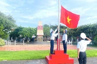 Thượng cờ Tổ quốc ở đảo Trường Sa.