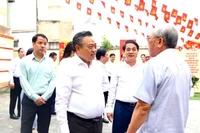 Đồng chí Trần Sỹ Thanh cùng đoàn công tác kiểm tra thực tế tại đơn vị bầu cử số 2, điểm bầu cử số 12, phường Nha Trang.