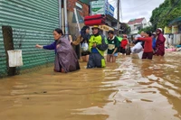 Người dân khu vực Vĩnh Ngọc tiếp tục di dời sợ lũ về tiếp trong đêm.