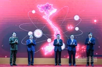 Thường trực Ban Bí thư Trần Cẩm Tú và các đại biểu thực hiện nghi thức ra mắt App TGDV trên điện thoại di động. (Ảnh: DUY LINH) 