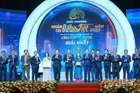 Chủ tịch Quốc hội Trần Thanh Mẫn và Trưởng ban Tuyên giáo và Dân vận Trung ương Nguyễn Trọng Nghĩa trao giải nhất lĩnh vực y dược cho nhóm tác giả. (Ảnh: DUY LINH)