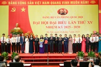 Bí thư Đảng ủy Quốc hội, Chủ tịch Quốc hội Trần Thanh Mẫn trao quyết định, chúc mừng Ban Chấp hành Đảng bộ Văn phòng Quốc hội, nhiệm kỳ 2025-2030. 