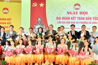 Tổng Bí thư Tô Lâm, Chủ tịch Quốc hội Trần Thanh Mẫn, Thường trực Ban Bí thư Trần Cẩm Tú và các đại biểu với nhân dân, thiếu nhi tại ngày hội. (Ảnh: DUY LINH)
