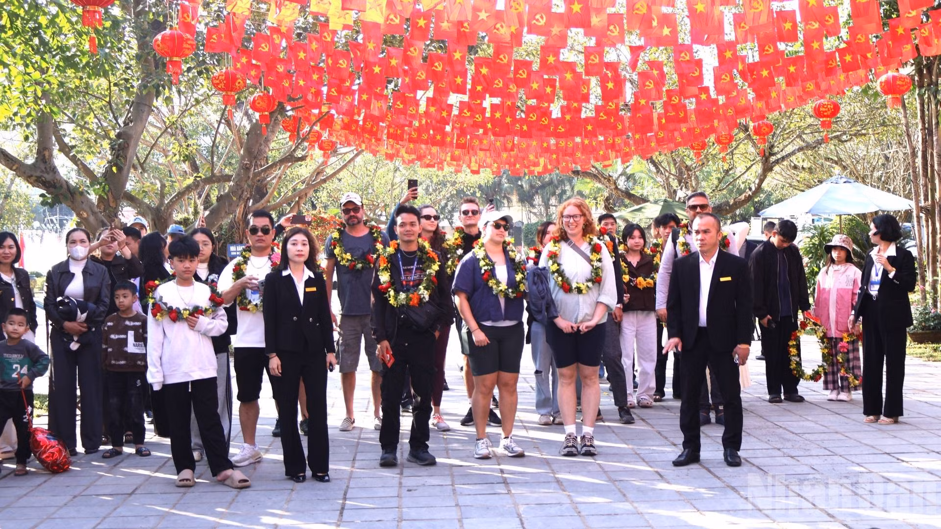 Du khách trong và ngoài nước hào hứng với hành trình khám phá hang động Phong Nha-Kẻ Bàng đầu năm.