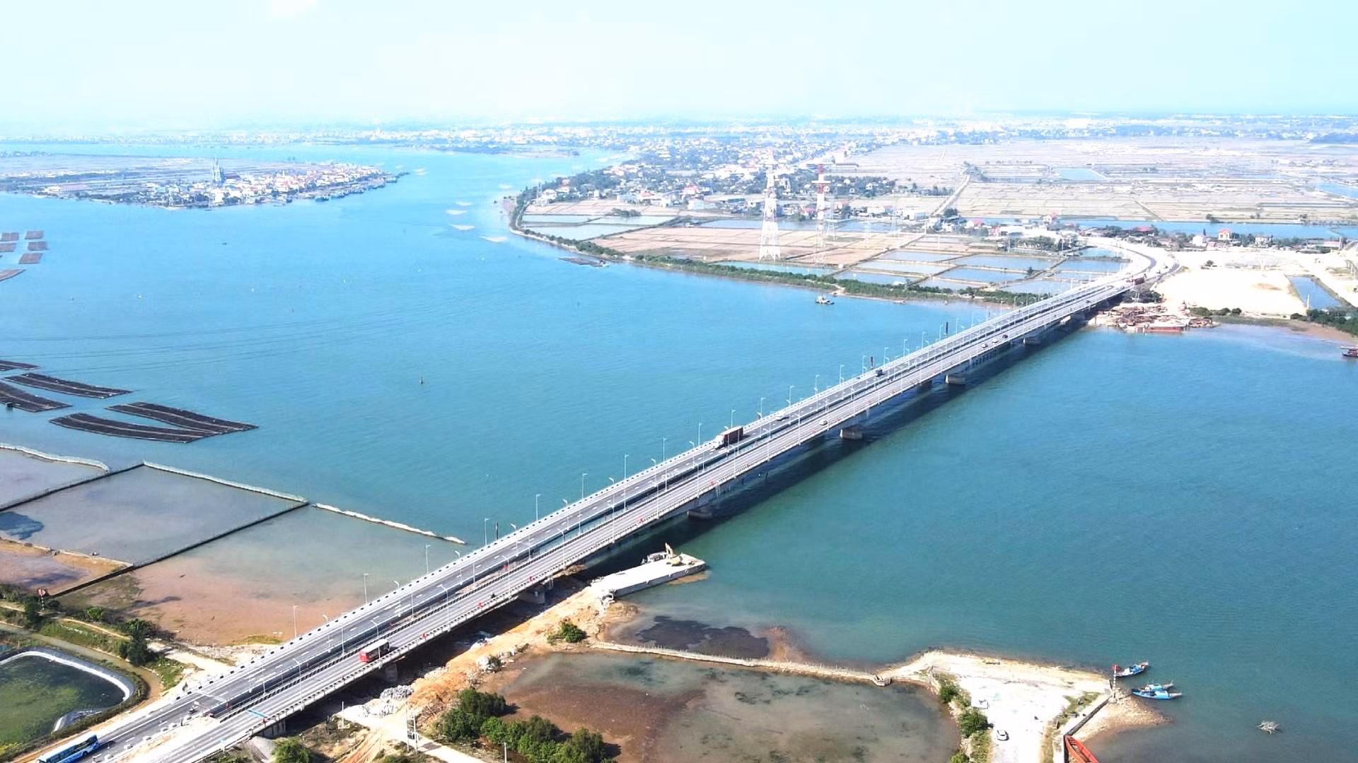 Cầu Gianh mới được xây dựng song song với cầu Gianh cũ, giúp gỡ "nút thắt" về giao thông trong nhiều năm trên tuyến đường thiên lý bắc-nam qua tỉnh Quảng Bình (cũ).