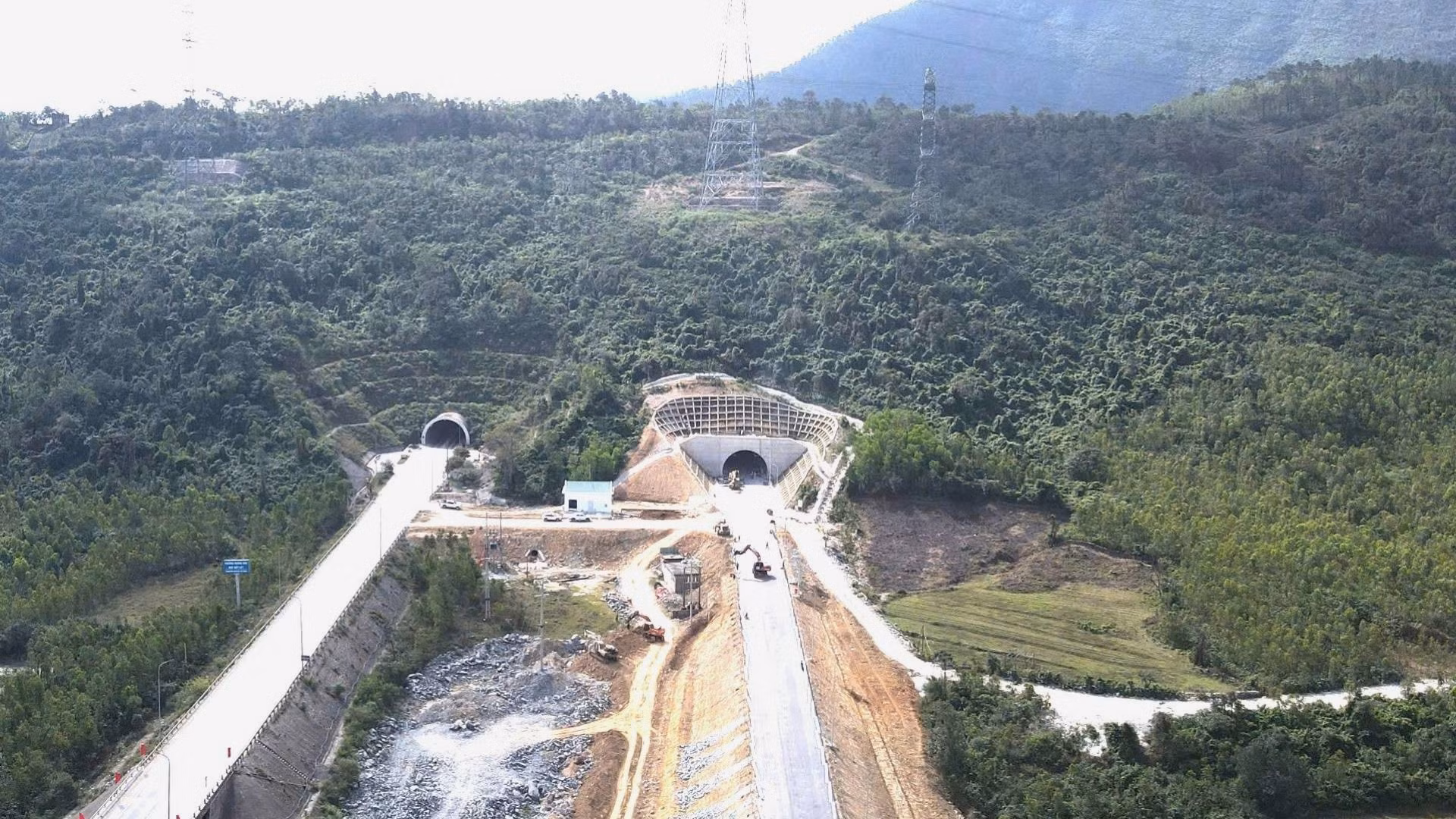 Hầm Đèo Ngang mới hoàn thành cách hầm hiện hữu khoảng 90m và tất cả đều xuyên qua dãy Hoành Sơn hùng vĩ.