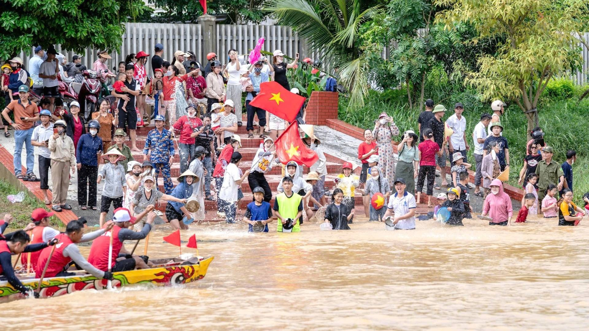 Tinh thần thượng võ của lễ hội ở Lệ Thủy không chỉ thể hiện trong sự quyết tâm của các vận động viên là nông dân mà còn ở sự cỗ vũ vô tư, hết mình của chính bà con địa phương. 