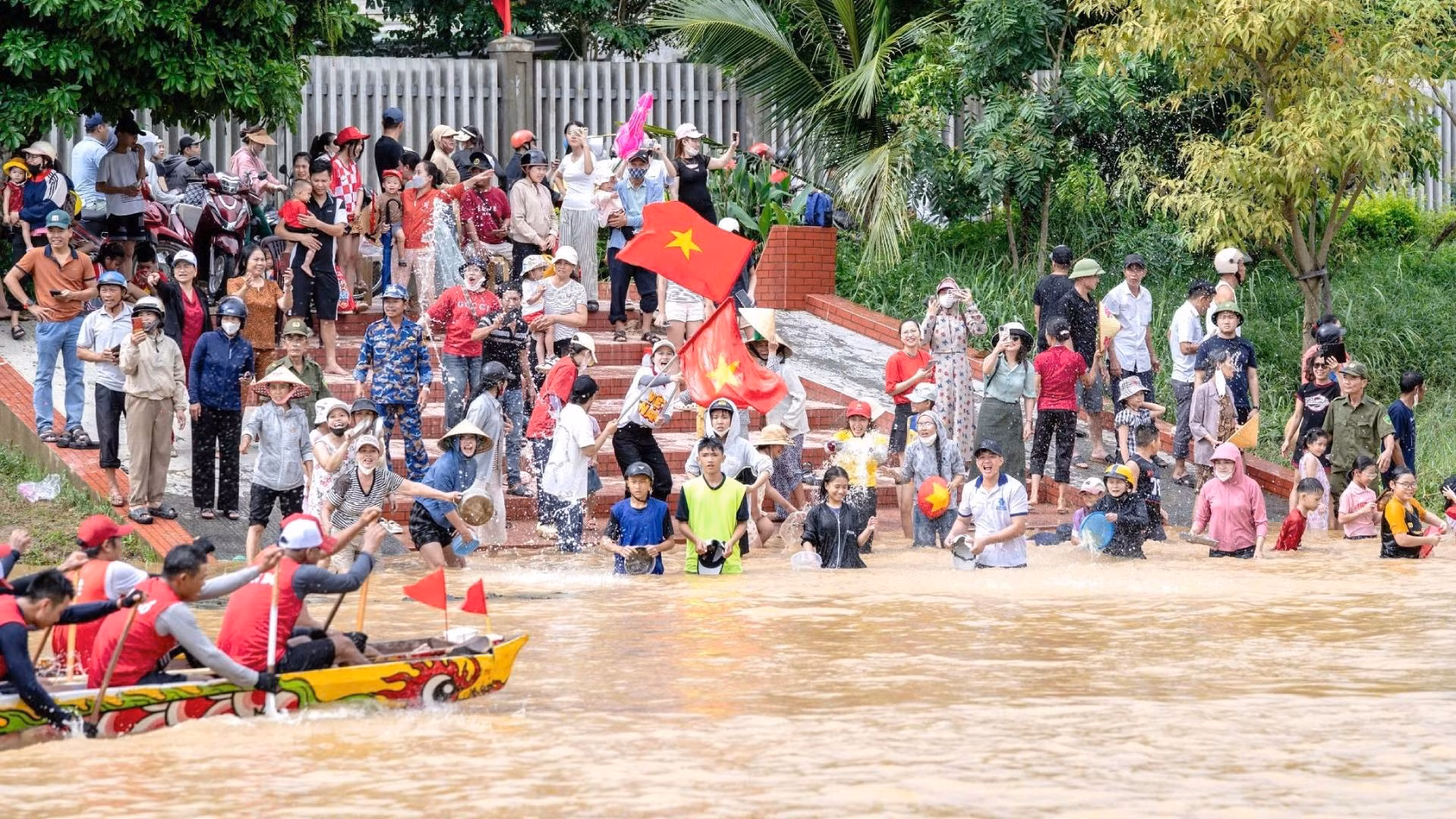 Tinh thần thượng võ của lễ hội ở Lệ Thủy không chỉ thể hiện trong sự quyết tâm của các vận động viên là nông dân mà còn ở sự cỗ vũ vô tư, hết mình của chính bà con địa phương. 